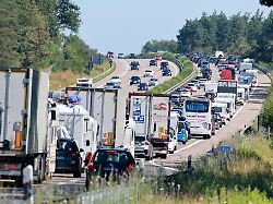 pausen einplanen regelmaessige stopps alle zwei stunden oder 200 kilometer helfen unangenehme situationen im stau zu vermeiden
