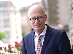 peter tschentscher spd erster buergermeister von hamburg steht auf dem balkon des rathauses