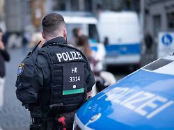 polizeibeamter bei einer demonstration auf dem goetheplatz in frankfurt am main foto vom 29 03 2025