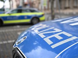 polizeifahrzeuge stehen vor einer polizeiwache