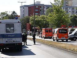 polizisten stehen in der naehe von einem supermarkt in dem supermarkt im sueden berlins haelt ein mann seit dem spaeten freitagabend 10 07 2026 eine frau als geisel
