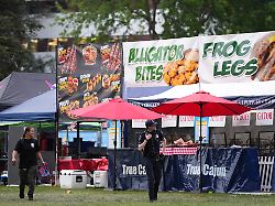 polizisten ueberpruefen das gelaende des seattle center nachdem beim bite of seattle food festivals schuesse gefallen sind