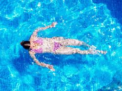 poolwasser wenn es einmal drin ist sollte es das moeglichst lange bleiben abdeckungen helfen gegen verschmutzung und verdunstung