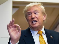 praesident donald trump spricht nach der landung auf dem stuetzpunkt der us luftwaffe bei der raf mildenhall an bord der air force one mit reportern 1