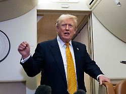 praesident donald trump spricht nach der landung auf dem stuetzpunkt der us luftwaffe bei der raf mildenhall an bord der air force one mit reportern 3
