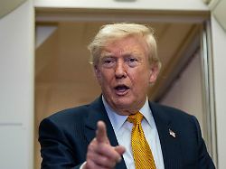 praesident donald trump spricht nach der landung auf dem stuetzpunkt der us luftwaffe bei der raf mildenhall an bord der air force one mit reportern