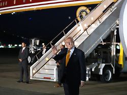 praesident donald trump winkt als er auf dem rueckweg vom nato gipfel in ankara nach washington auf der us luftwaffenbasis raf mildenhall in suffolk das flugzeug wechselt