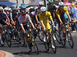 radsport uci worldtour tour de france aurillac le lioran 166 60 km 10 etappe der slowene tadej pogacar m im gelben trikot des gesamtfuehrenden faehrt im hauptfeld