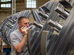 rainer mareth kontrolliert in der montage von everllence se eine kurbelwelle das unternehmen produziert grossmotoren