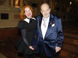 ralph siegel mit ehefrau laura siegel bei der auszeichnung mit dem bayerischen maximiliansorden durch ministerpraesident dr markus soeder im antiquarium der muenchner residenz muenchen 03 12
