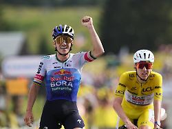 remco evenepoel l nach seinem sieg auf der 15 etappe