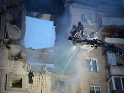 rettungskraefte sind am ort eines durch einen russischen raketenangriff beschaedigten gebaeudes in kiew ukraine im einsatz