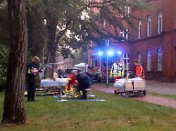 rettungskraefte sind beim brand in einem krankenhaus im einsatz bei einem dachstuhlbrand eines krankenhauses in ludwigslust nahe schwerin sind mehrere menschen verletzt worden 1