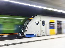 s bahn in der haltestelle stadtmitte an der stammstrecke der linie