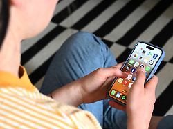 symbolbild 17 05 2025 sachsen leipzig eine jugendliche sitzt auf dem boden und nutzt ein smartphone auf dem display sind verschiedene apps zu sehen