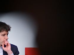 sam altman mitgruender und vorstandsvorsitzender von openai hoert waehrend einer podiumsdiskussion ueber die zukunft kuenstlicher intelligenz an der tu berlin einer frage zu