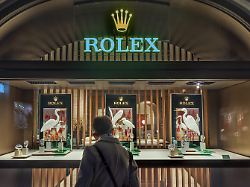schaufenster mit schriftzug logo und rolex uhren allgaeu bayern deutschland