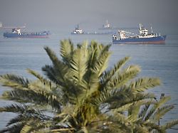 schiffe in der strasse von hormus vor bandar abbas im sueden irans der konflikt zwischen den vereinigten staaten und dem iran ueber die wichtige schifffahrtsroute fuer oel und gas dauert an