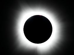seltenes ereignis dieses foto zeigt die weltweit letzte totale sonnenfinsternis im jahr 2024 es wurde in texas aufgenommen