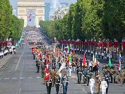 soldaten aus partnerstaaten der koalition der willigen marschieren bei der traditionellen militaerparade zum franzoesischen nationalfeiertag auf den champs elysees mit