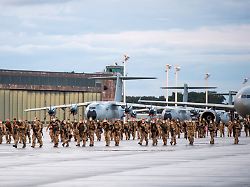 soldaten steigen aus den transportflugzeugen a400m der bundeswehr und dem airbus a310 der luftwaffe nach der landung auf dem niedersaechsischen stuetzpunkt wunstorf