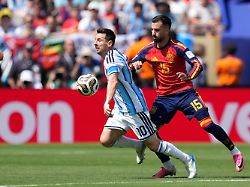 spain s alex baena right fights for the ball with argentina s lionel messi during the world cup final soccer match between spain and argentina in east rutherford n j near new york sunday july 19 2026