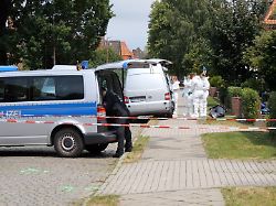 spezialisten sind am tatort einem gebaeude einer jugendeinrichtung mit der spurensicherung beschaeftigt in der einrichtung waren am vortag mehrere menschen durch schuesse getoetet worden