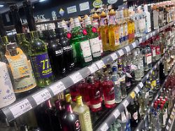 spirituosen in einem edeka lebensmittelmarkt supermarkt alkohol angebot regal flaschen