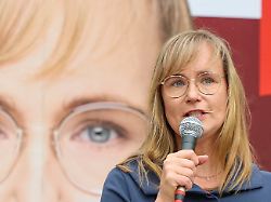 spitzenkandidatin eva von angern die linke steht waehrend der pressekonferenz der linken sachsen anhalt zur vorstellung der wahlkampagne zur landtagswahl 2026 vor einem wahlplakat