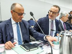 statement vor den fraktionssitzung der cdu csu bundeskanzler friedrich merz cdu und jens spahn fraktionsvorsitzender der cdu csu vor der fraktionssitzung am 23 06 26 in berlin