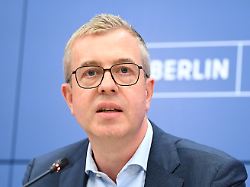 stefan evers cdu berliner senator fuer finanzen spricht bei der pressekonferenz zur bilanz der bisherigen arbeit des berliner senats im roten rathaus