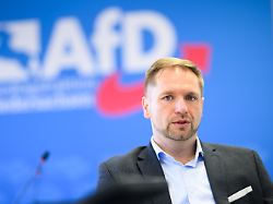 stephan bothe landtagsabgeordneter und stellvertretender landesvorsitzender der afd niedersachsen spricht bei einem interview