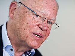 stephan weil spd ehemaliger ministerpraesident von niedersachsen spricht bei der enthuellung des portraets von ministerpraesident a d weil in der niedersaechsischen staatskanzlei