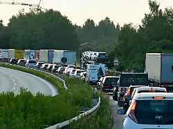 stillstand auf der a 8 in bayern bei hohem verkehrsaufkommen steigt das risiko von staus