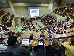 studenten der humanmedizin sitzen in einer vorlesung im anatomie hoersaal an der medizinischen fakultaet der universitaet leipzig