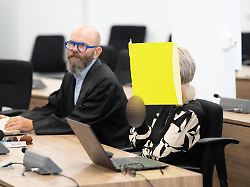 susann e m sitzt vor prozessbeginn im oberlandesgericht olg dresden neben einem ihrer verteidiger uwe schadt die nsu unterstuetzerin susann e ist zu zwei jahren auf bewaehrung verurteilt worden