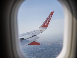 symbolbild flugzeugfenster mit aussicht auf die franzoesische hauptstadt 03 06 2026 blick aus einem passagierflugzeug von easyjet auf das stadtgebiet von paris waehrend eines fluges ueber frankreich