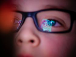 symbolfoto gestellte aufnahme zum thema instagram und kinder ein junge schaut auf ein smartphone waehrend sich in seiner brille das logo von instagram spiegelt berlin 16 02 2026