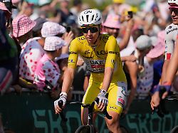 tadej pogacar bleibt gesamtfuehrender der tour de france