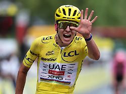 tadej pogacar zeigt fuenf finger fuer alle seine tour siege