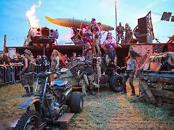 taenzerinnen der dustrider tanzen waehrend des auftritts der band megabosch beim wacken open air w o a das w o a gilt als groesstes heavy metal festival der welt