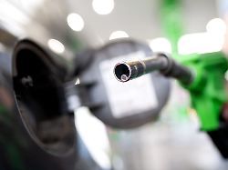 tanken ist zuletzt billiger geworden dem adac geht es nicht schnell genug