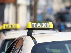 taxis warten vor dem siegener hauptbahnhof auf fahrgaeste fahrgaeste taxi logos auf den daechern daechern der fahrzeuge taxi am hauptbahnhof am 24 03 2026 in siegen deutschland
