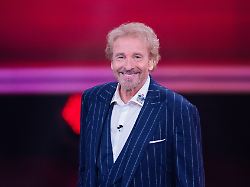 thomas gottschalk moderator steht beim rtl jahresrueckblick menschen bilder emotionen 2022 im studio