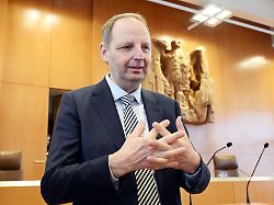 thomas heilmann cdu antragsteller zum verfahren gebaeudeenergiegesetzaenderungsgesetz wartet im bundesverfassungsgericht im sitzungssaal auf den beginn der verhandlung