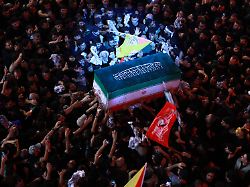 trauernde tragen den sarg des iranischen obersten fuehrers ajatollah ali chamenei waehrend seines trauerzuges in karbala