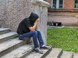 trauriger teenager auf den treppen des alten hauses sad teenager on the landing steps of the old house copyright imagebroker andreyxshadrin ibxiqx14871932