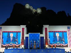 trump vor beruehmter kulisse
