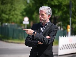 tuebingen 08 05 2026 oberbuergermeister boris palmer macht bei baumpflanz challenge mit und pflanzt einen baum auf dem spielplatz am solarthermie park au