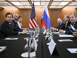 us aussenminister marco rubio l nimmt am rande des aussenministertreffens der suedostasiatischen staatengemeinschaft asean an einem treffen mit dem russischen aussenminister sergej lawrow r teil